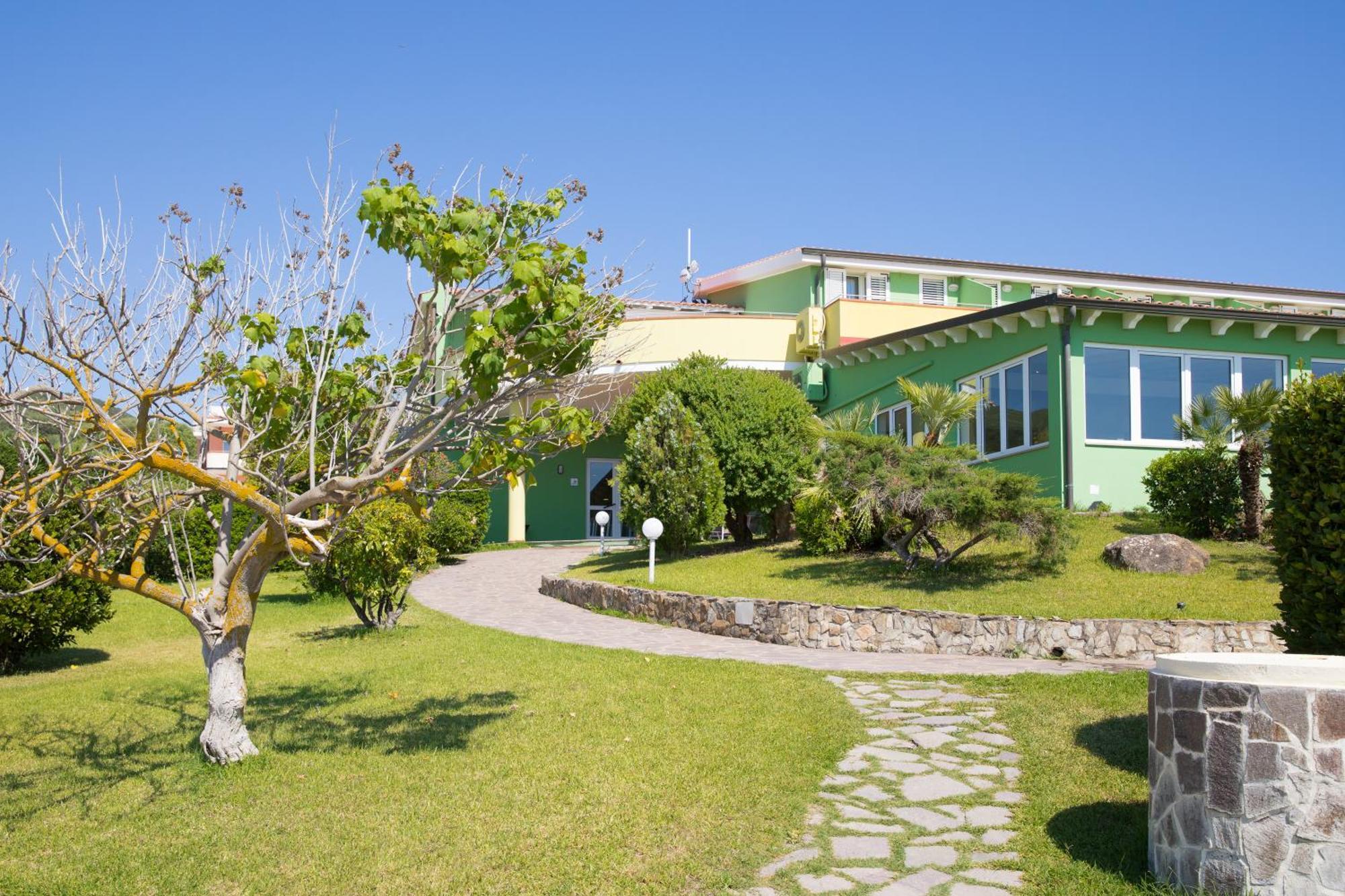 Lu' Hotel Porto Pino SantʼAnna Arresi المظهر الخارجي الصورة