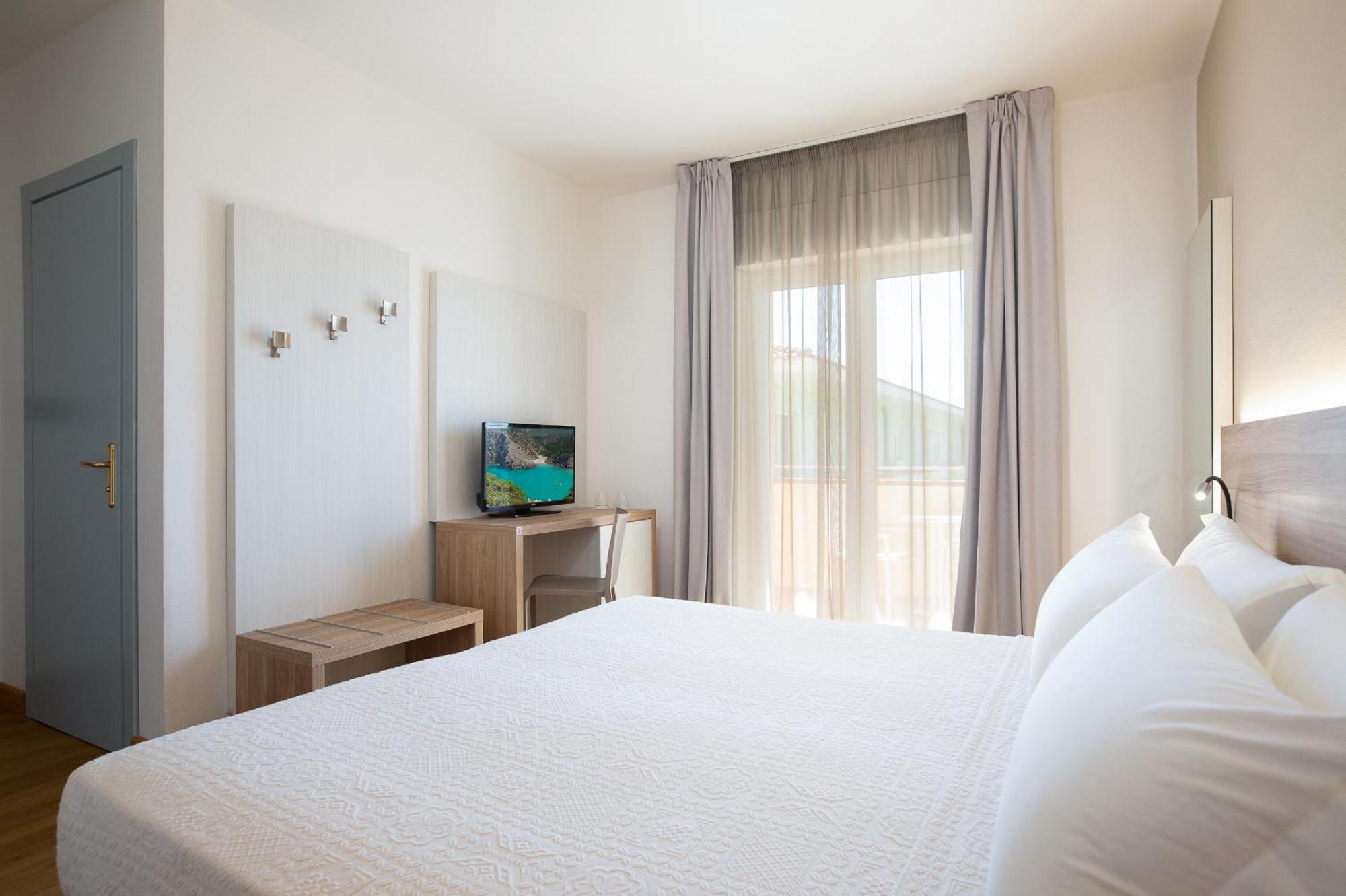 Lu' Hotel Porto Pino SantʼAnna Arresi المظهر الخارجي الصورة