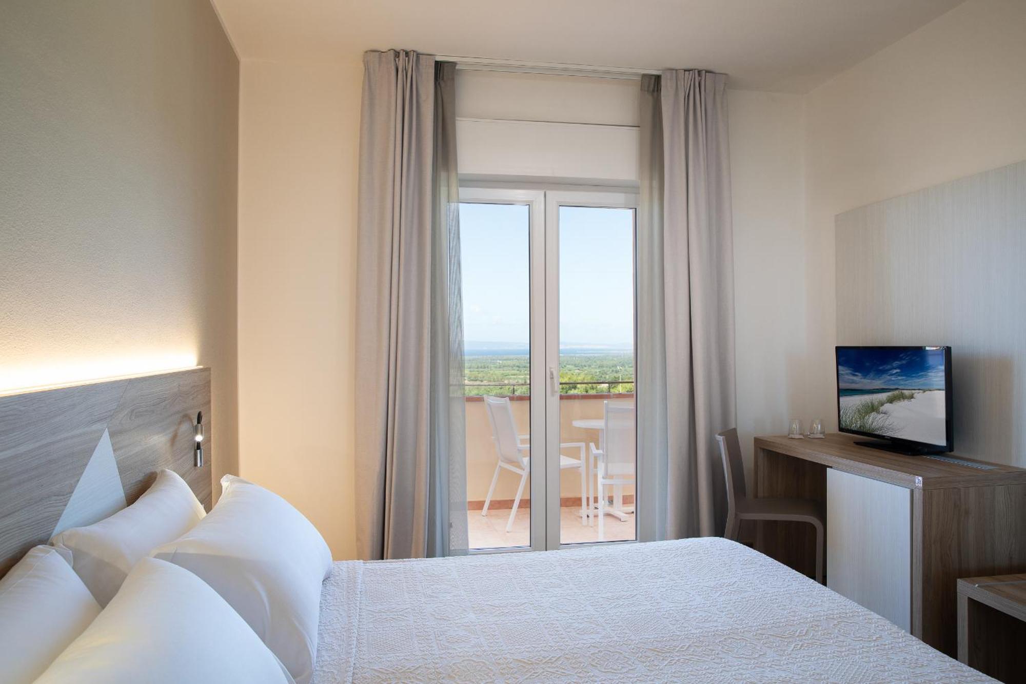 Lu' Hotel Porto Pino SantʼAnna Arresi المظهر الخارجي الصورة