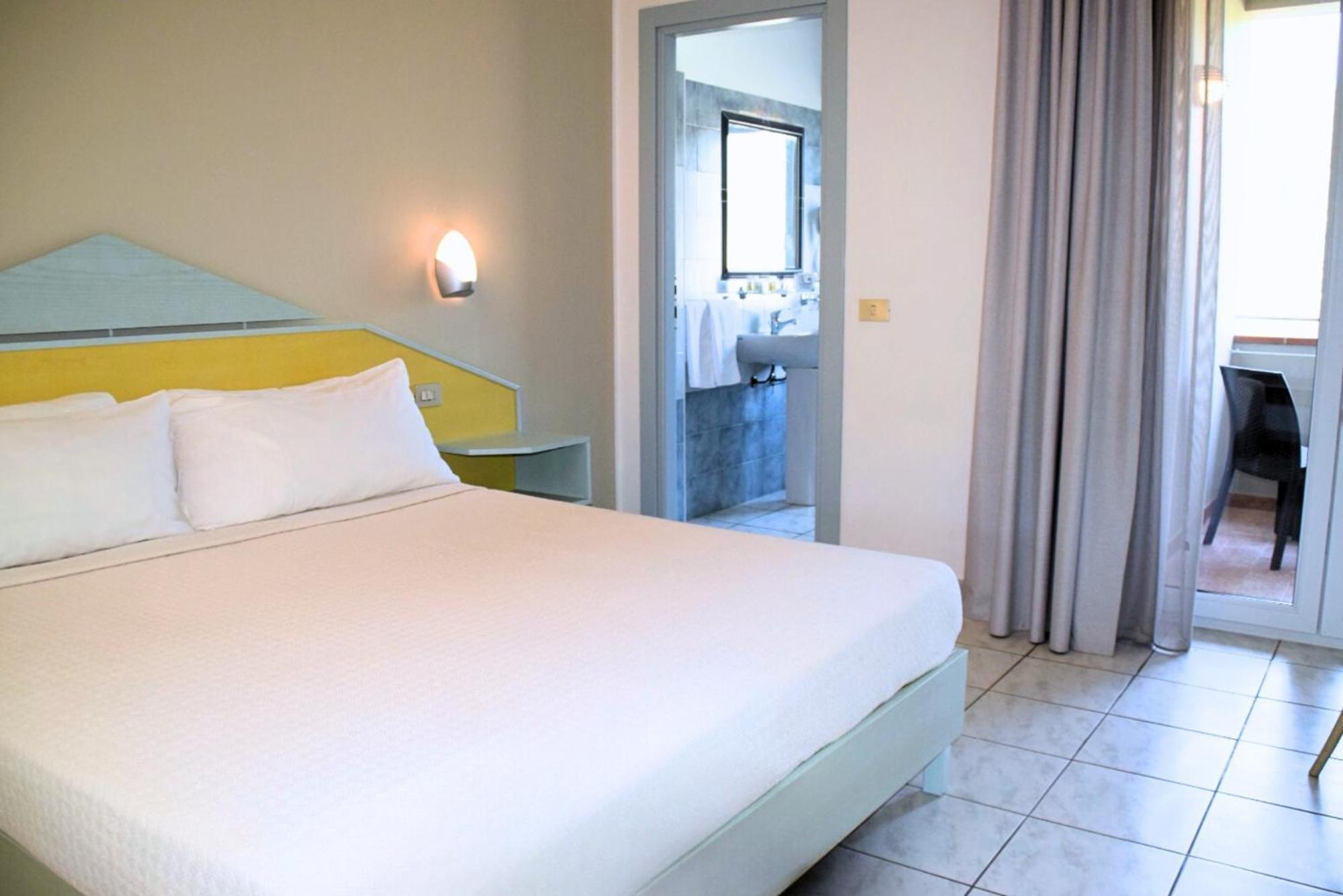 Lu' Hotel Porto Pino SantʼAnna Arresi المظهر الخارجي الصورة