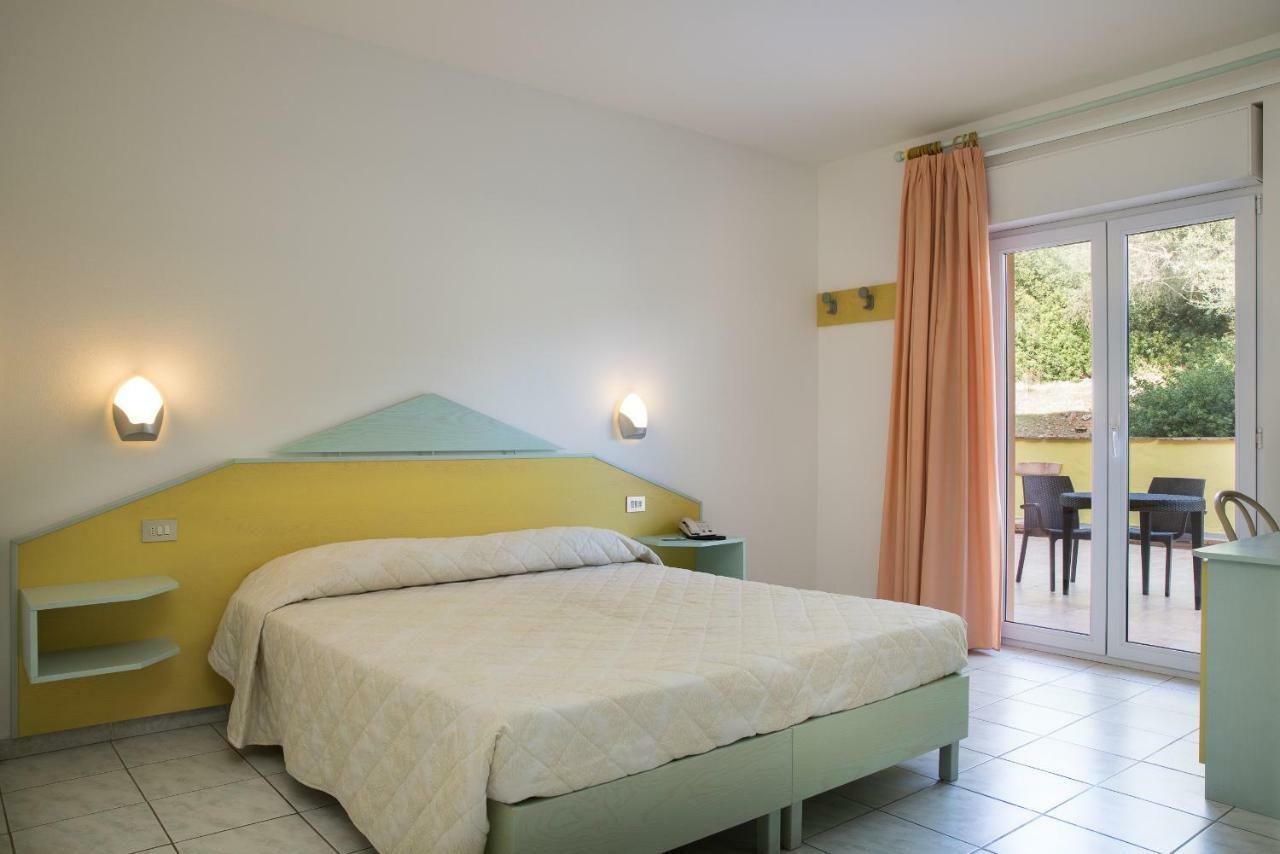 Lu' Hotel Porto Pino SantʼAnna Arresi المظهر الخارجي الصورة